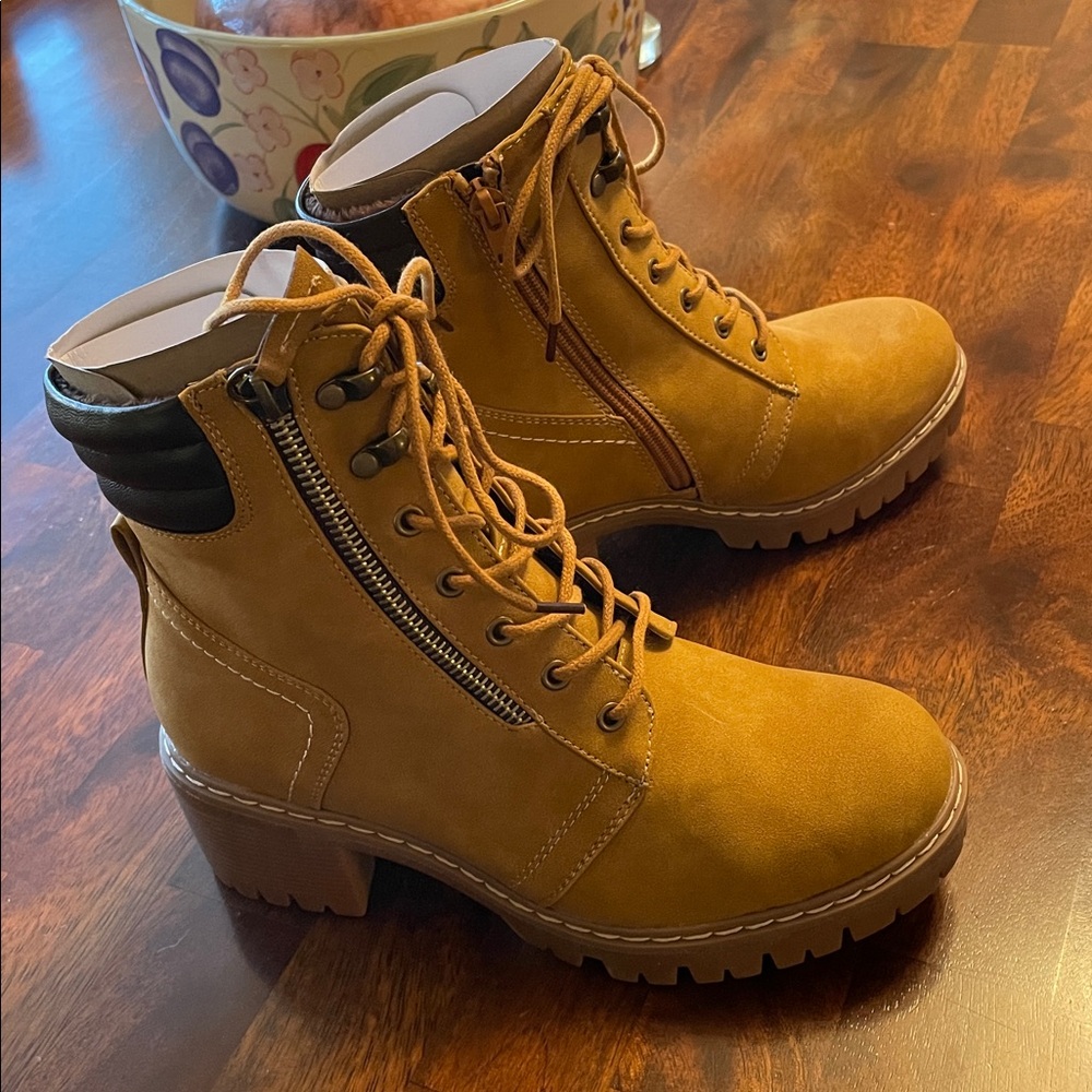 CUSHIONAIRE Lace-Up Ankle Boots, Women’s 6.5W, Honey